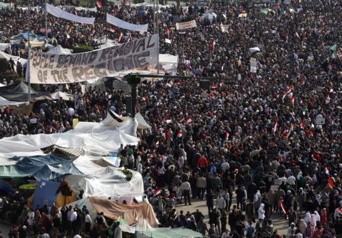 Σχέδιο «μετάβασης εξουσίας» ετοιμάζει ο Μουμπάρακ, με τους διαδηλωτές να επιμένουν