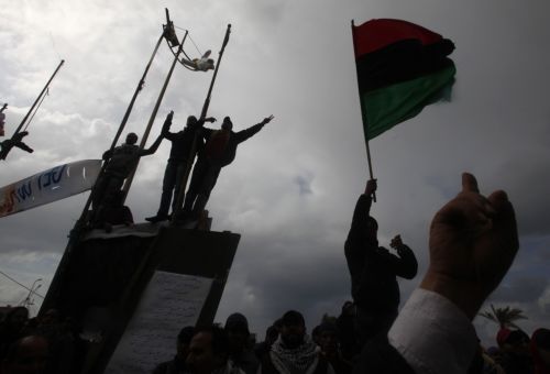 Απάντηση στο καθεστώς Καντάφι ετοιμάζει η Δύση, χρήματα μοιράζει ο Λίβυος ηγέτης