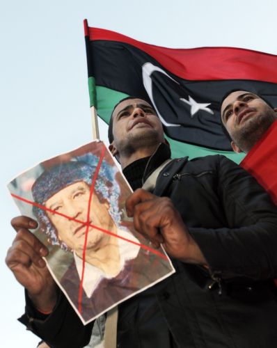 «Δεν φεύγω» επιμένει ο Καντάφι – Οι ΗΠΑ προσεγγίζουν την αντιπολίτευση