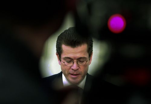 Αποποιείται προσωρινά τον τίτλο του «δόκτορος» ο Γερμανός υπουργός Άμυνας