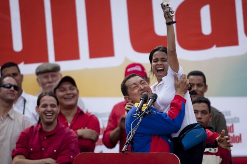 «Θα μείνω μέχρι να θελήσετε να φύγω» λέει ο Τσάβες στην επέτειο των 12 χρόνων της εξουσίας του