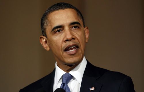 Ο Μπ.Ομπάμα καταδικάζει τη βία στη Λιβύη και προειδοποιεί το καθεστώς ότι θα λογοδοτήσει