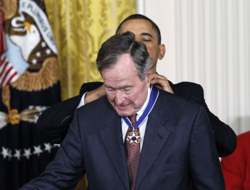 Σε Μέρκελ, Μπους (τον πρεσβύτερο) και Μπάφετ απένειμε ο Μπ.Ομπάμα το Μετάλλιο της Ελευθερίας