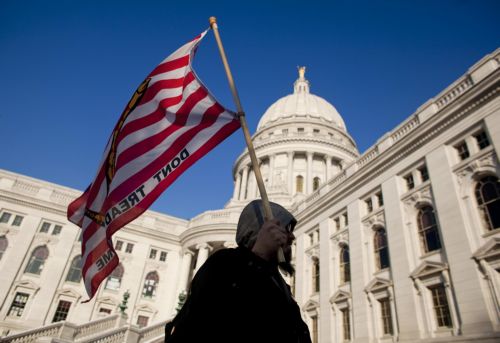 Αμετακίνητοι πολίτες και κυβερνήτης στο Ουισκόνσιν για το νόμο για τα εργασιακά