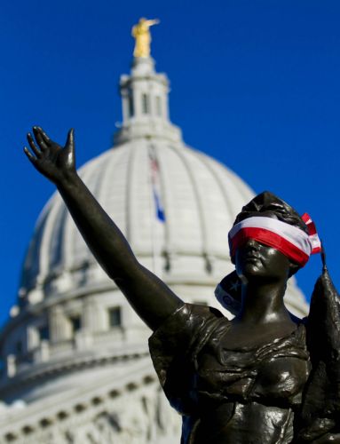 Επιμένουν οι εργαζόμενοι στο Ουισκόνσιν, ζητούν να μην καταργηθούν τα δικαιώματά τους