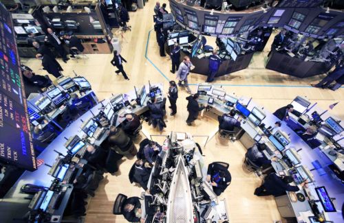 Μεικτά πρόσημα στα ευρωπαϊκά χρηματιστήρια και τη Γουόλ Στριτ τη Δευτέρα