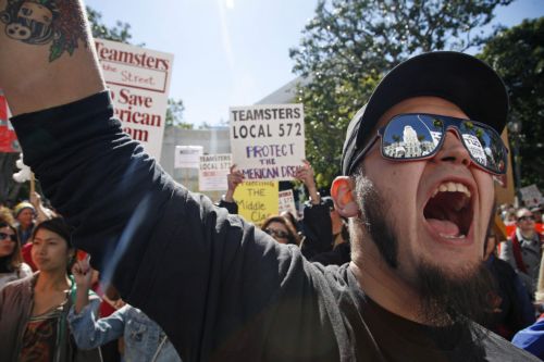 Σε απειλές για απολύσεις δημοσίων υπαλλήλων προχωρά ο κυβερνήτης του Ουισκόνσιν