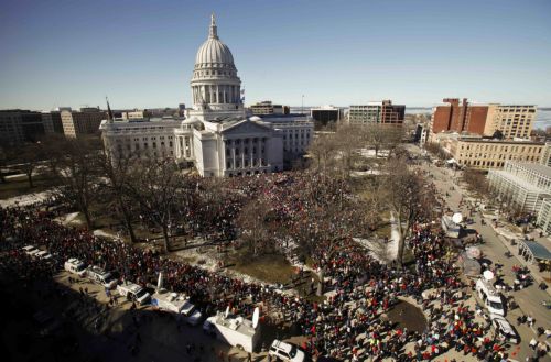 Ογκώδης διαδήλωση στις ΗΠΑ για να μην περικοπούν δικαιώματα των συνδικάτων