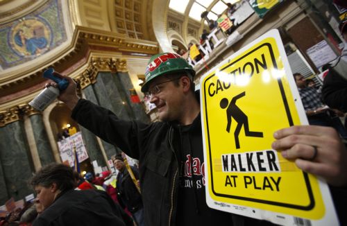 Αυστηρή λιτότητα ανακοίνωσε ο κυβερνήτης του Ουισκόνσιν, απέχουν οι Δημοκρατικοί