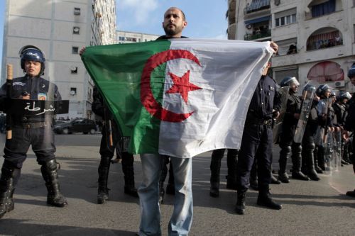 Εκατοντάδες άτομα συνελήφθησαν στη διάρκεια διαδήλωσης στο Αλγέρι