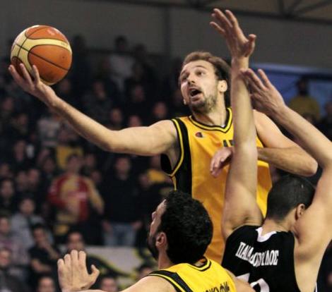 Ο ΠΑΟΚ βύθισε και αλλο τον ΑΕΚ, νίκες για Μαρούσι και Περιστέρι