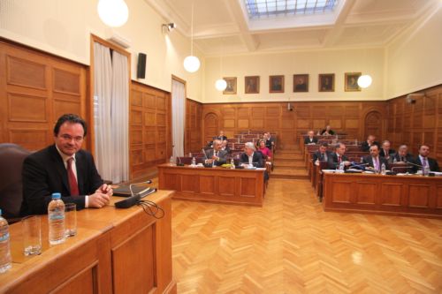 Έντονες ενστάσεις εκφράζει η Αντιπολίτευση για το άνοιγμα των επαγγελμάτων