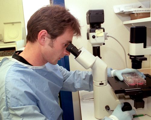 Αντιδράσεις των ακαδημαϊκών για την αναστολή κρατικών υποτροφιών στην έρευνα