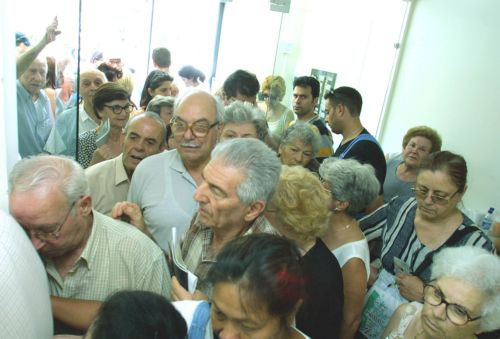 Ακουσε τα παράπονα των ασφαλισμένων σε υποκατάστημα του ΙΚΑ ο Ρ.Σπυρόπουλος