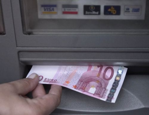 Σε ισχύ η απαγόρευση οκτώ καταχρηστικών όρων των τραπεζών