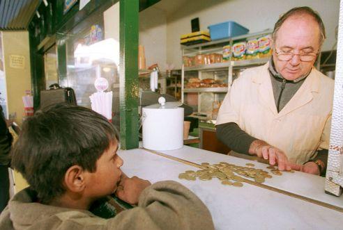 «Αποβολή» παίρνουν τυρόπιτες και σοκολάτες από τα σχολικά κυλικεία