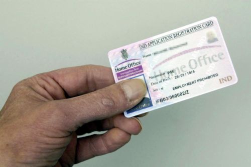 Μορφή ηλεκτρονικής κάρτας αποκτά η άδεια παραμονής των αλλοδαπών