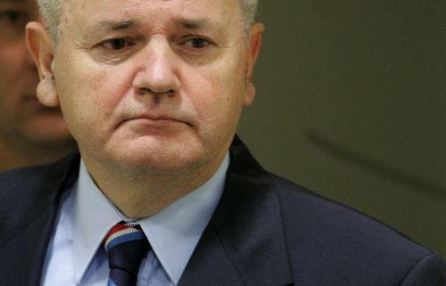 Με βιβλία θρίλερ και Φρανκ Σινάτρα κυλούσε ο καιρός για τον Μιλόσεβιτς στη φυλακή του ICTY