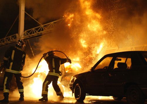 Μπαράζ εμπρησμών τη νύχτα σε οχήματα σε Παγκράτι και Άγιο Παντελεήμονα