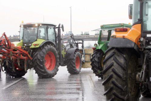 «Ζεσταίνουν» τα τρακτέρ τους οι αγρότες, μπλόκο τη Δευτέρα στον Προμαχώνα