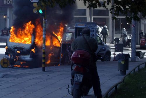 Μολότοφ και προσαγωγές το βράδυ του Σαββάτου στα Εξάρχεια