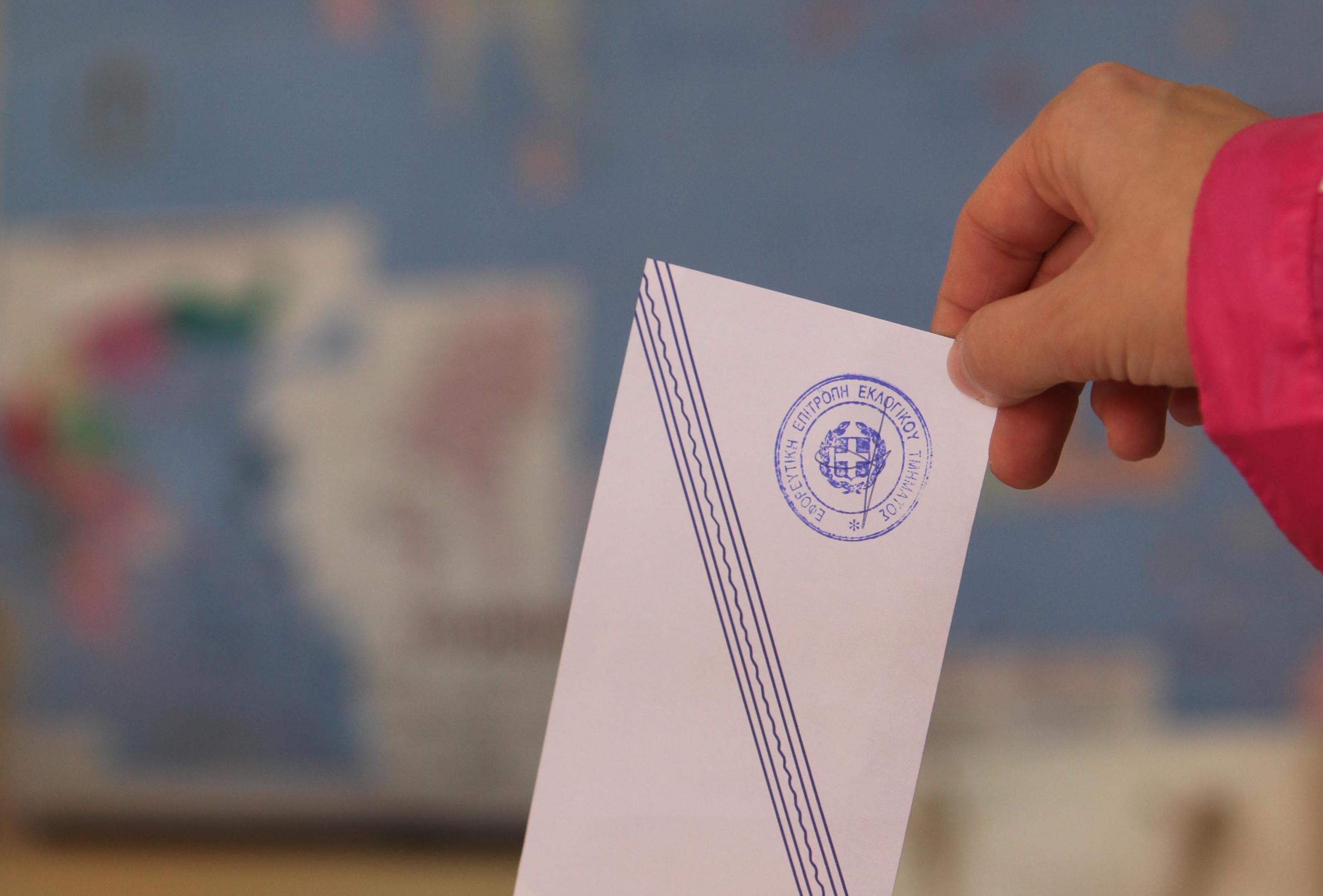 Προβάδισμα στο ΠΑΣΟΚ και υψηλή αδιευκρίνιστη ψήφο δίνουν δύο νέες δημοσκοπήσεις