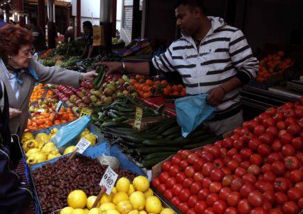 Η «συμφωνία κυρίων» συγκράτησε τις τιμές, εκτιμά η κυβέρνηση