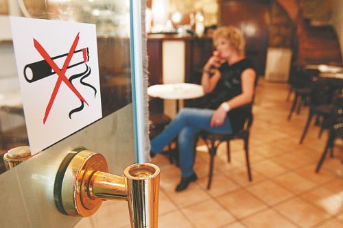 Νέες κινητοποιήσεις από εστιάτορες για να επιστρέψουν τα τασάκια στα καταστήματα