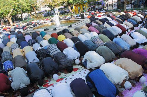 Πορεία μουσουλμάνων στο Σύνταγμα, έπειτα από δημόσια προσευχή