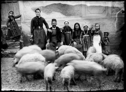 Φωτογραφικά πορτρέτα από την Καστοριά στο Ριζάρειο Εκθεσιακό Κέντρο