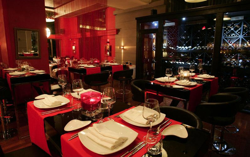 Μια βραδιά με το Κατώγι – Στροφιλιά στο εστιατόριο «Pausa, il ristorante rosso» στο Μαρούσι