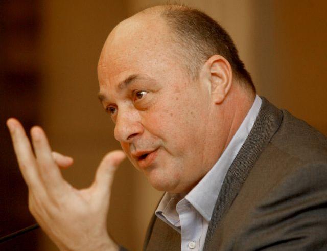 Βολές και μηνύσεις από Μπέο σε Κούγια, Πατέρα