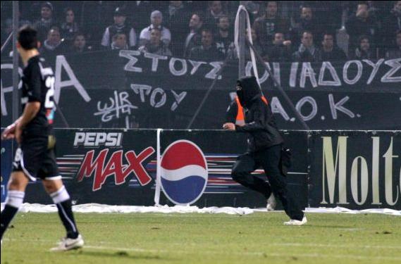 Αιχμές παραίτησης από τον Ζαγοράκη, που συνεχάρη τους παίκτες της ΑΕΚ