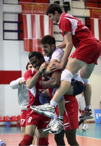 Στη δίψα του Ολυμπιακού για την πρόκριση στάθηκε ο Καλμαζίδης, «Είναι άδικο» είπε ο Καζάζης