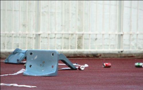 Πετροπόλεμος στο Περιστέρι, έξαλλος ο Σπανός