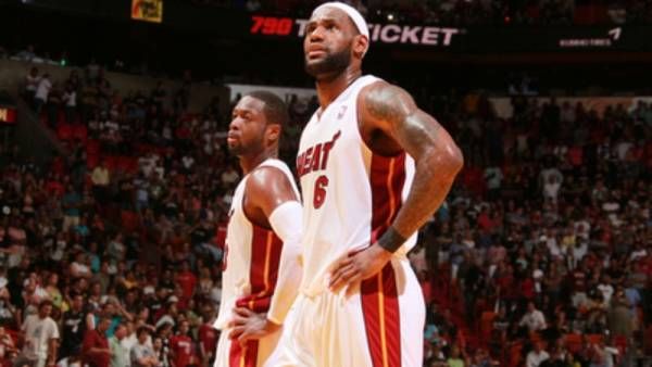 Οι Μιάμι Χιτ επικράτησαν 125-119 των Χιούστον Ρόκετς με μεγάλους πρωταγωνιστές  τους Ουέιντ, Τζέιμς και Μπος