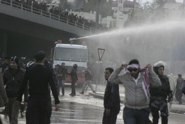 Ένας νεκρός στη διάρκεια βίαιων διαδηλώσεων στην Ιορδανία