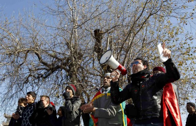 ‘Εξω από την πρεσβεία της Λιβύης διαδήλωσαν μέλη της λιβυκής κοινότητας στην Αθήνα