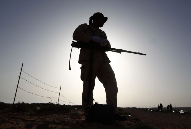 Έτοιμη να εξοπλίσει τους εξεγερμένους στη Λιβύη δηλώνει η Γαλλία