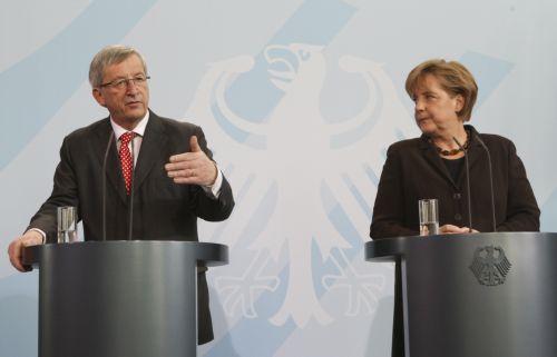 Νέες επικρίσεις Γιούνκερ στη στάση της Μέρκελ για τον ευρωπαϊκό μηχανισμό