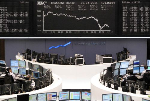 Στο κόκκινο ευρωπαϊκές αγορές και Γουόλ Στριτ την Τρίτη, ρεκόρ άγγιξε ο χρυσός