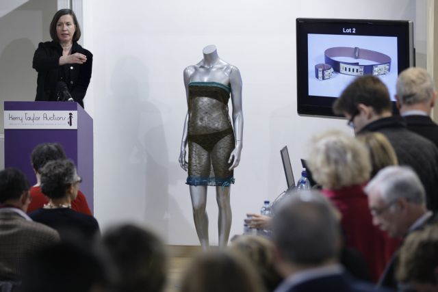 Το ημιδιάφανο φόρεμα της Κέιτ Μίντλετον πωλήθηκε για 90.000 ευρώ