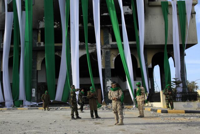 Υποχωρούν οι αντικαθεστωτικοί στη Ρας Λανούφ, ενώ ο υιός Καντάφι απειλεί την Ιταλία