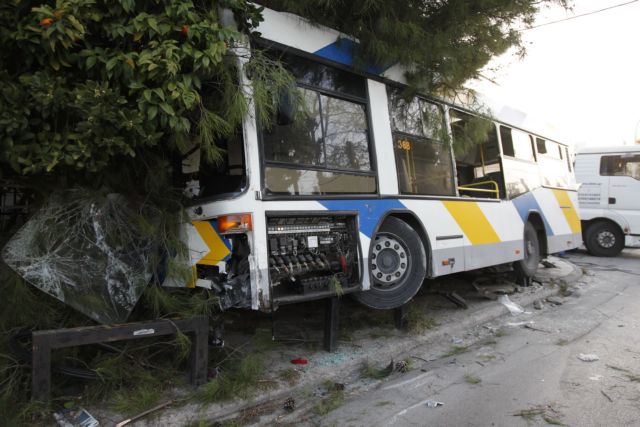 Τέσσερις ελαφρά τραυματίες από σύγκρουση λεωφορείου με ΙΧ στην Κάτω Κηφισιά