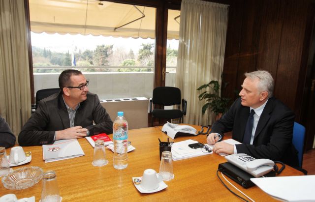 Δεν μειώνονται οι μισθοί των δημοτικών υπαλλήλων, διαβεβαίωσε ο υπουργός Εσωτερικών