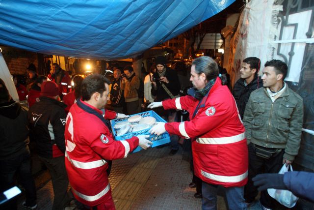 Ξεκίνησε η σίτιση των μεταναστών του μεγάρου Υπατία