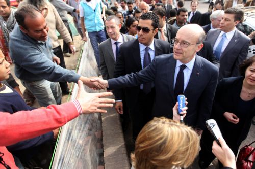 Με πυροβολισμούς στον αέρα διαλύει ο στρατός συγκέντρωση στο Κάιρο