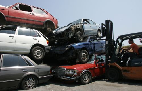 Περιορισμένο ενδιαφέρον για την απόσυρση αυτοκινήτων, ενώ εντείνονται οι φόβοι για νέα λουκέτα στην αγορά