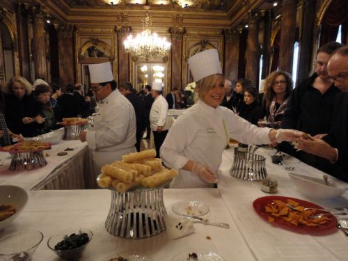 Αίρονται οι περιορισμοί για ξεναγούς, τουριστικά γραφεία, υπηρεσίες