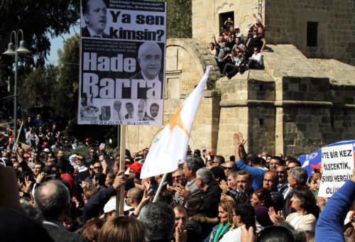 Ογκώδης διαδήλωση των Τουρκοκυπρίων εναντίον του Ερντογάν στα κατεχόμενα